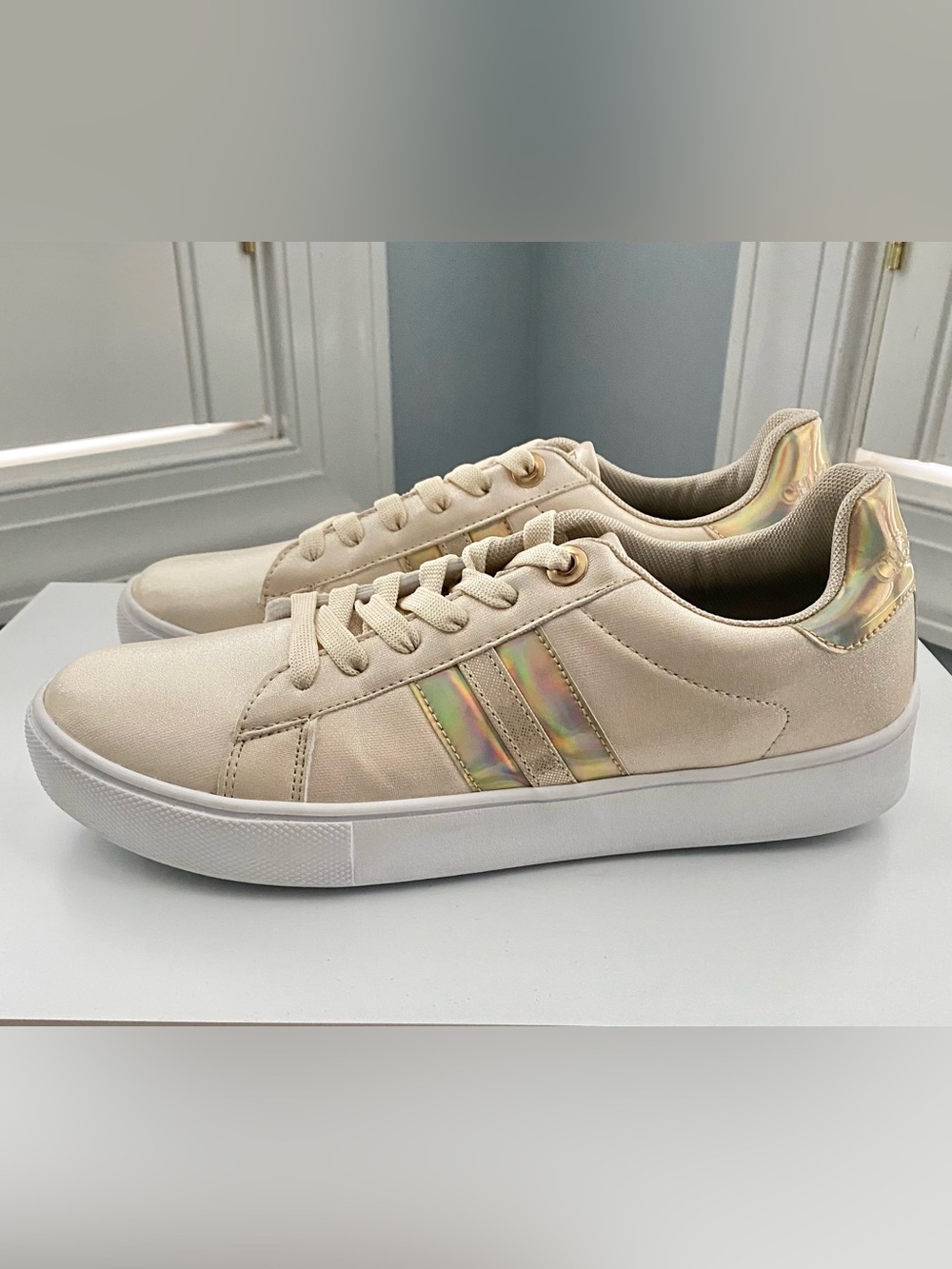 CHARLESTON SHOE CO. Cream Low-Top Sneakers with Iridescent Stripe Accents